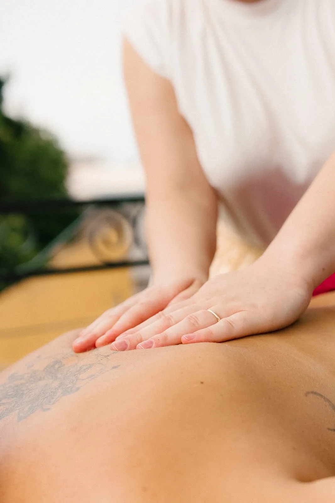 Mãos da terapeuta durante a massagem